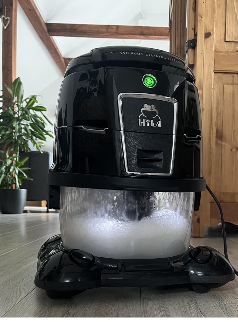 HYLA EST Defender Wasserfilter-Staubsauger im Wohnraum